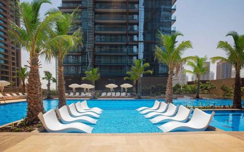 luxe living spacious 2br marina gate