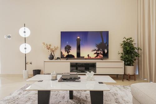 luxe living spacious 2br marina gate