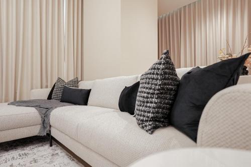 luxe living spacious 2br marina gate