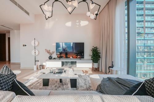 luxe living spacious 2br marina gate