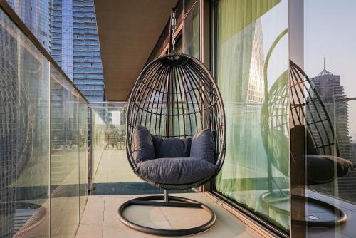 luxe living spacious 2br marina gate