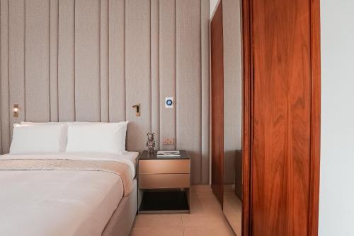 luxe living spacious 2br marina gate