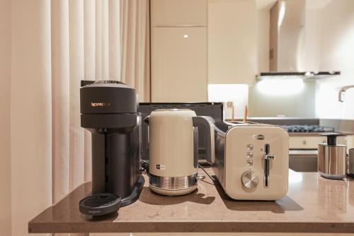 luxe living spacious 2br marina gate