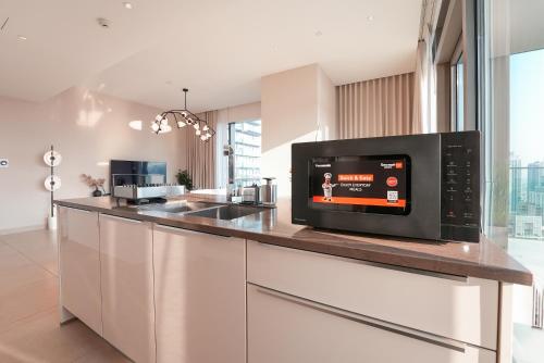 luxe living spacious 2br marina gate