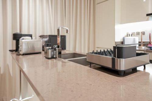 luxe living spacious 2br marina gate