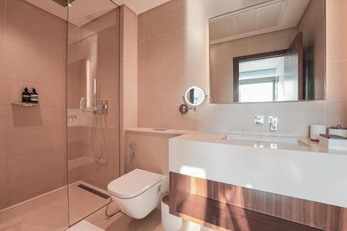 luxe living spacious 2br marina gate