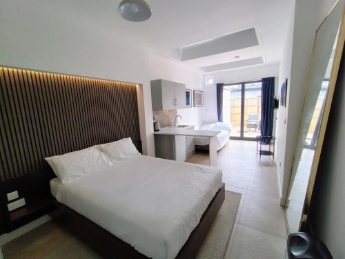 Luxurious London Studios,,3 star