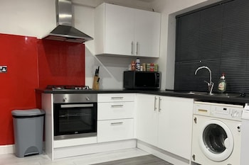 Inviting 2-Bed Fully Furnished House-High Wycombe,,2 star