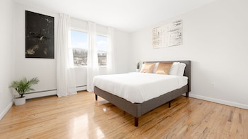 Modern Luxury Home W Gameroom & Parking,80 Woodlawn Ave,3 star