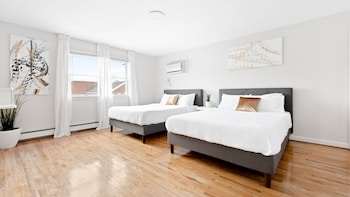 Modern Luxury Home W Gameroom & Parking,80 Woodlawn Ave,3 star