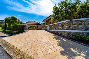 luxury mansion on golf course bmg5