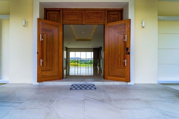 luxury mansion on golf course bmg5