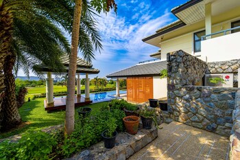 luxury mansion on golf course bmg5