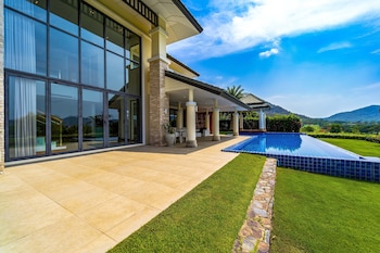 luxury mansion on golf course bmg5