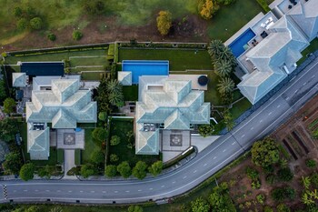 luxury mansion on golf course bmg5