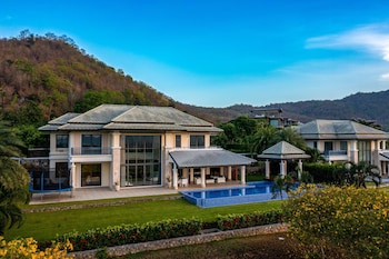 luxury mansion on golf course bmg5