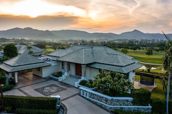 luxury mansion on golf course bmg5