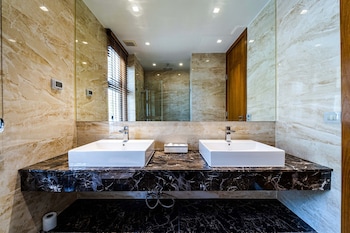 luxury mansion on golf course bmg5