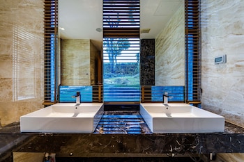 luxury mansion on golf course bmg5