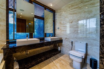 luxury mansion on golf course bmg5