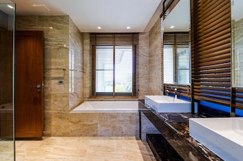 luxury mansion on golf course bmg5