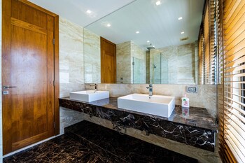 luxury mansion on golf course bmg5