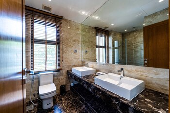 luxury mansion on golf course bmg5