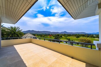 luxury mansion on golf course bmg5