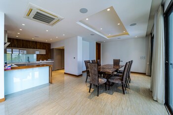 luxury mansion on golf course bmg5