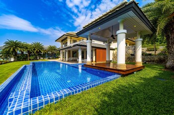 luxury mansion on golf course bmg5