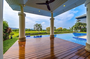 luxury mansion on golf course bmg5