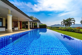 luxury mansion on golf course bmg5