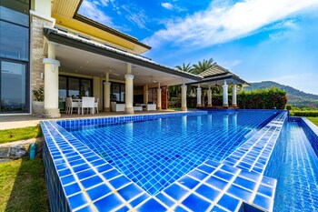 luxury mansion on golf course bmg5