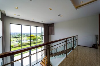 luxury mansion on golf course bmg5