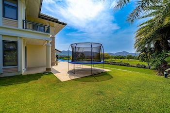 luxury mansion on golf course bmg5