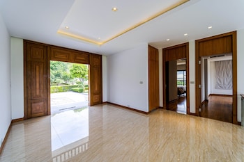 luxury mansion on golf course bmg5
