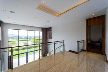 luxury mansion on golf course bmg5