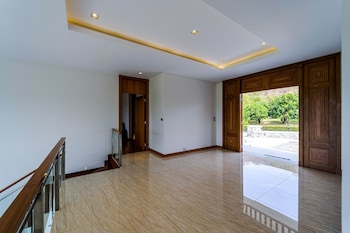 luxury mansion on golf course bmg5