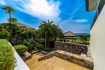 luxury mansion on golf course bmg5