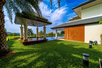 luxury mansion on golf course bmg5