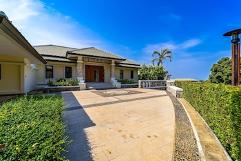 luxury mansion on golf course bmg5
