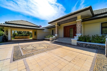 luxury mansion on golf course bmg5