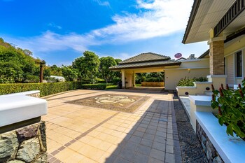 luxury mansion on golf course bmg5