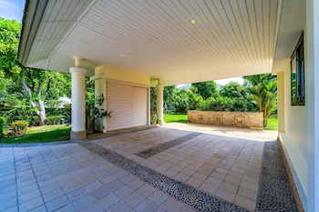 luxury mansion on golf course bmg5