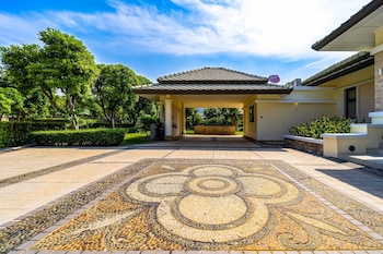 luxury mansion on golf course bmg5