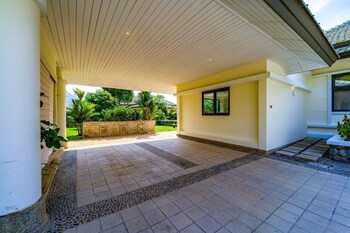 luxury mansion on golf course bmg5