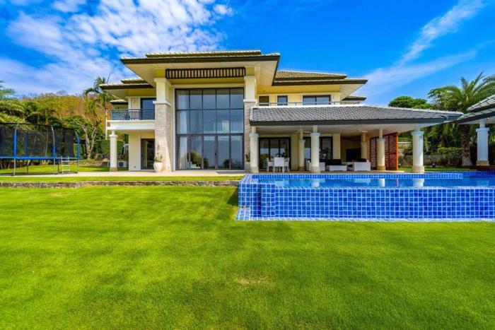 luxury mansion on golf course bmg5