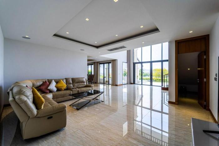 luxury mansion on golf course bmg5