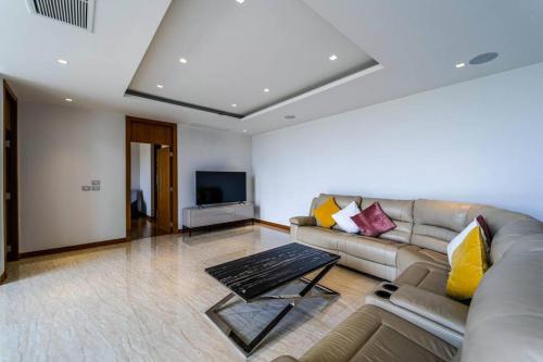 luxury mansion on golf course bmg5