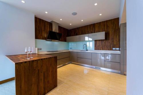 luxury mansion on golf course bmg5